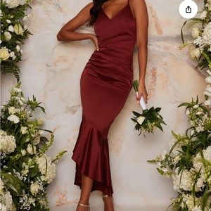 Bodycon Dress with Dip Hem
Fishtail in burgundy